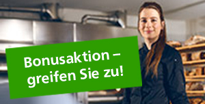 Lena Wagner in Ihrer Bäckerei - im Vordergrund ein grüner Störer mit Text: Bonusaktion - greifen Sie zu. Lena Wagner in Ihrer Bäckerei - im Vordergrund ein grüner Störer mit Text: Bonusaktion - greifen Sie zu.